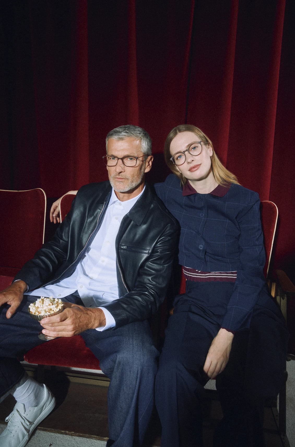 Mann und Frau mit den Lesebrillen Bao und Cruz Espresso, Kollektion AW26